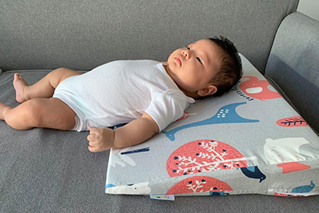 Có nên cho bé ngủ trên gối chống trào ngược không?